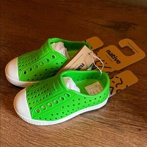 NWT Native Jefferson's Baby Shoes C5 in grasshopper green.